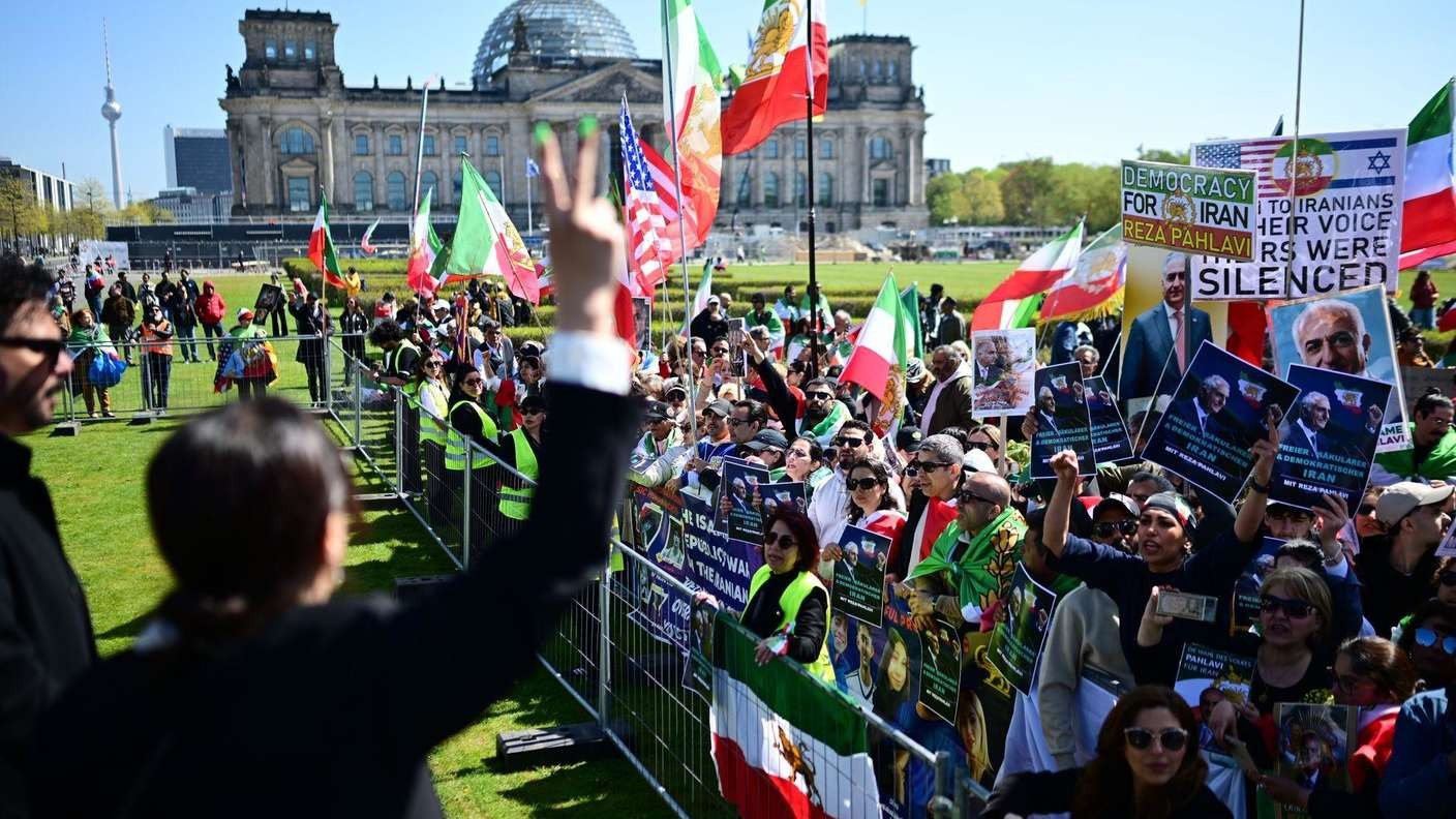 Freiheitspreis für Volk Irans: 71 Persönlichkeiten aus Politik und Gesellschaft kritisieren Treuhänderschaft Reza Pahlavis