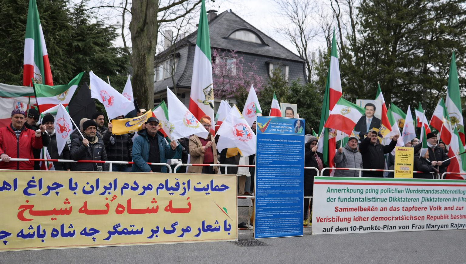 سی‌امین روز تحصن ایرانیان آزاده در برابر سفارت آخوندها در حمایت از اعلام دولت موقت توسط شورای ملی مقاومت ایران در برلین