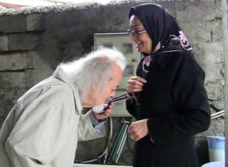 بوسه دكتر محمد ملكي بخاطر بخشش يك زنداني در پاي چوبه دار