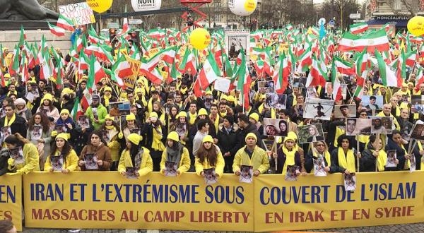 تظاهرات هزاران ايراني دراعتراض به حضور روحاني درپاريس