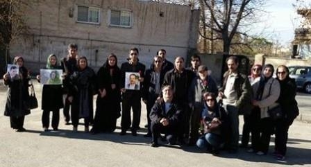 تجمع خانواده هاي شهداي قيام و زندانيان سياسي و عقيدتي هنگام تحويل سال مقابل زندان اوين