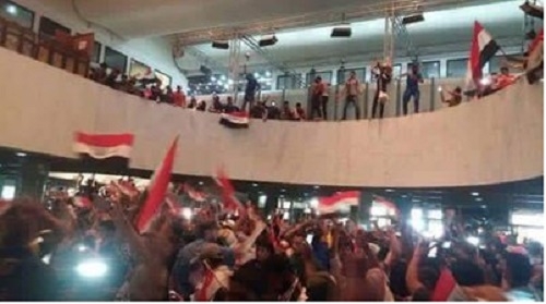 اشغال پارلمان عراق توسط تظاهركنندگان