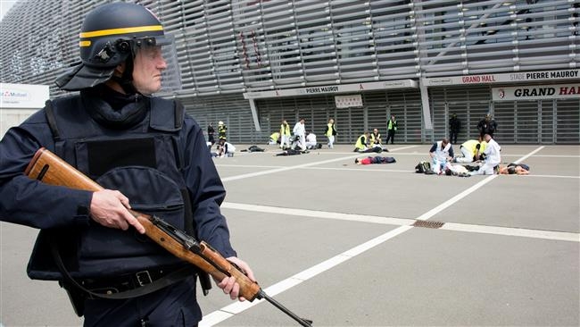 پليس مسلح آلمان در امنيت مسابقه فوتبال به فرانسه كمك مي كند