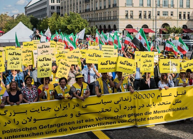 Iran-Demo in Berlin:„Stoppt endlich die Verbrechen gegen die Menschlichkeit durch das Mullahregime“
