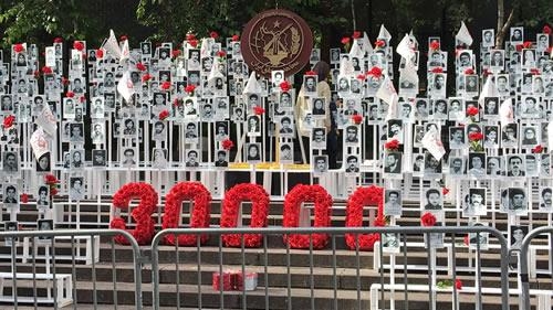 آسوشيتدپرس : صحنه هاي اعدام سي هزار زنداني سياسي در نيويورگ