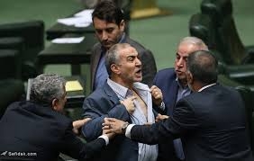 جنگ و دعواي بيسابقه در مجلس وحوش آخوندي