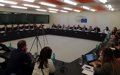 Europäische Parlamentarier fordern die EU zu einer Änderung der Politik gegenüber dem Iran auf