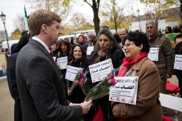 حدود 1200  نفر  براي  آزادي  اعضاي  اپوزيسيون ايران تظاهرات مي كنند