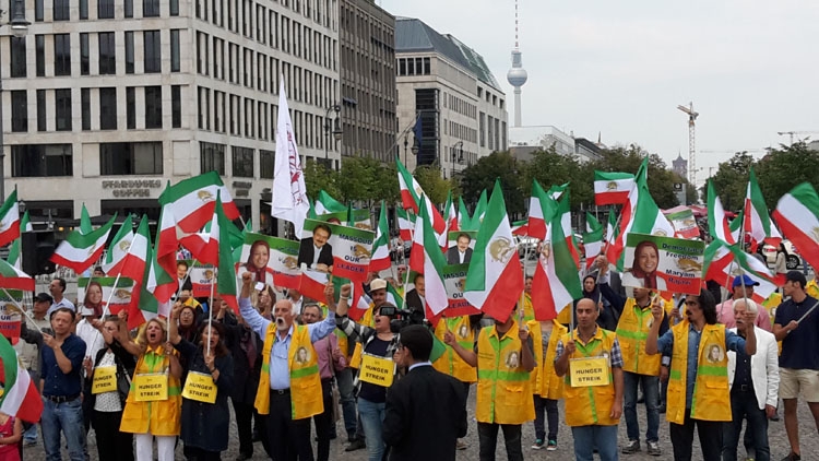 برلين ـ سخنراني نمايندگان جوامع ايراني در گردهمايي دادخواهي قتل عام 67
