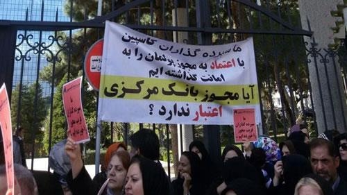 روحاني با مقصر جلوه دادن غارت شدگان گفت از پول بانك مركزي نمي توان براي حل اين مشكل پرداخت