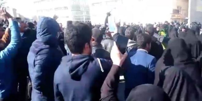 به مردم بپا خاسته بويژه زنان شجاع مشهد، نيشابور و كاشمر درود مي‌فرستيم