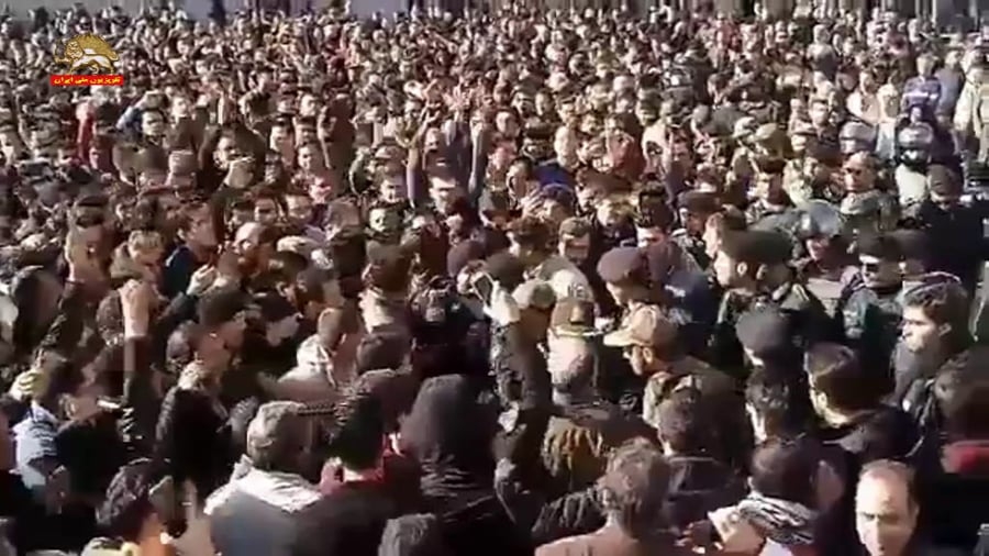 قيام هزاران تن از مردم مشهد در اعتراض به گراني با شعار «مرگ بر ديكتاتور»، «مرگ بر روحاني»