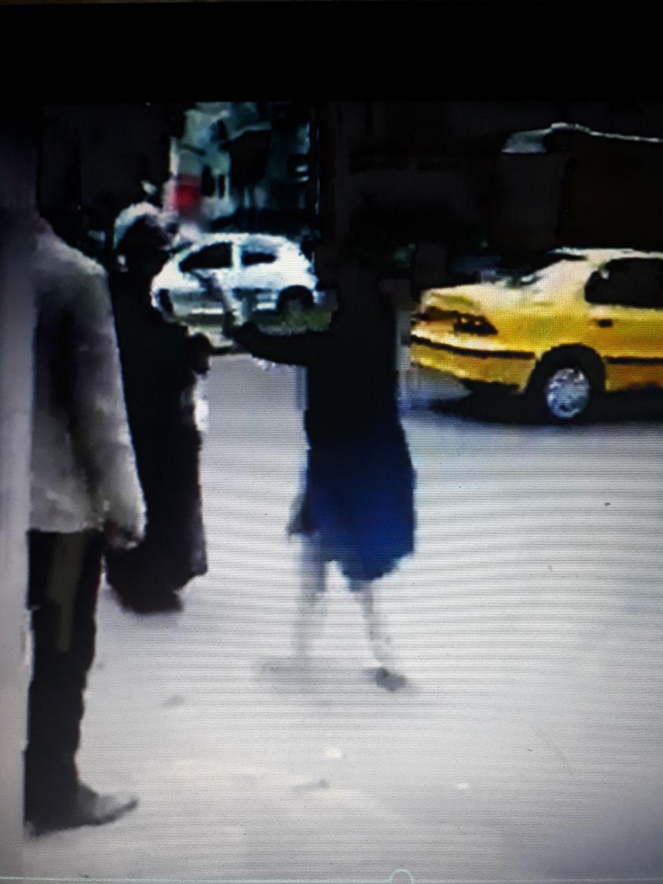 تهاجم قهرمانانه يك زن هموطن به آخوند فاسد و متعرض