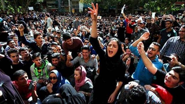 بیش از ۵۰۰ تن به فراخوان خانواده های جانباختگان و زندانیان سیاسی پیوستند .