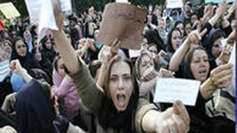 زنان ايراني به خامنه اي جنايتكار : #حقير_تويي