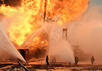 آتش‌سوزی گسترده در ۱۰ کانکس زلزله‌زدگان سرپل‌ ذهاب