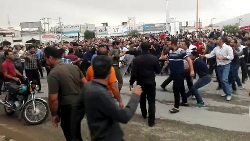 درگیری مردم کازرون درمرکز شهر با نیروهای سرکوبگر رژيم آخوندي