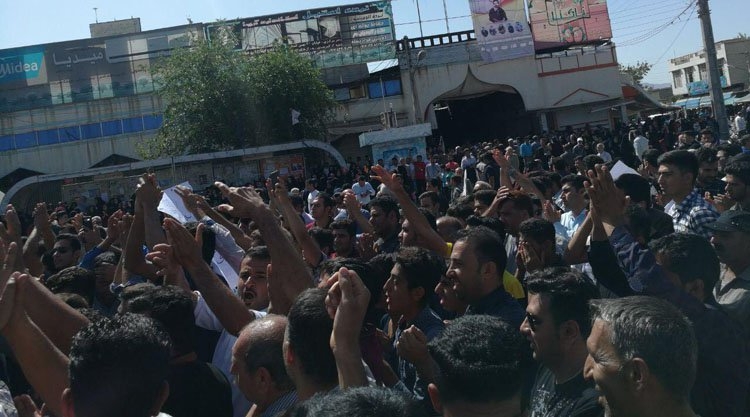 تشییع جنازه و خاکسپاری سه شهید قیام کازرون