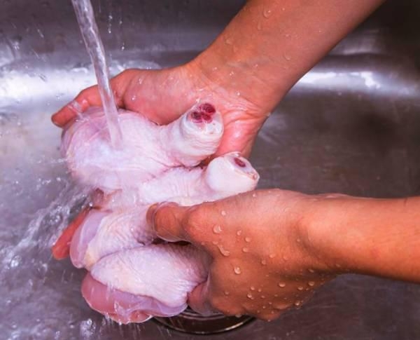 عوارض و خطرات جدی شستشوی مرغ خام قبل از پخت
