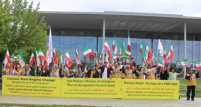 تظاهرات ایرانیان آزاده در برلین همزمان با حضور وزیر خارجه آمریکا