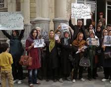 تجمع خانواده‌هاي زندانيان بند 350 اوين مقابل مجلس