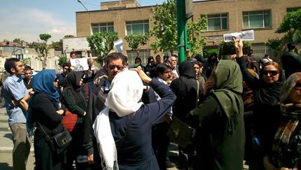 پيوستن خانواده قربانيان به تجمع اعتراضی خانواده زندانيان سياسی در مقابل دفتر روحانی