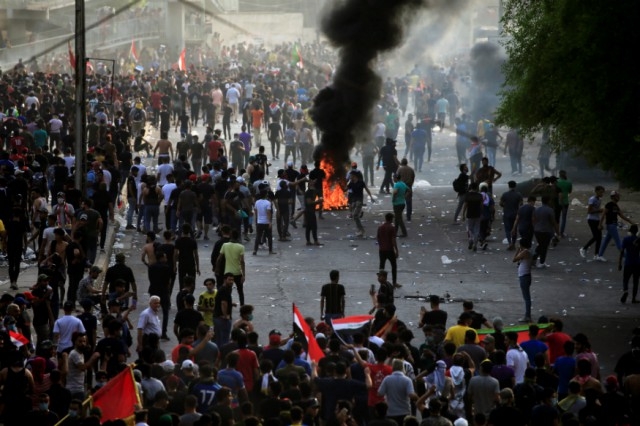 در عراق معترضین میدان تحریر در برابر سرکوب مقاومت می کنند