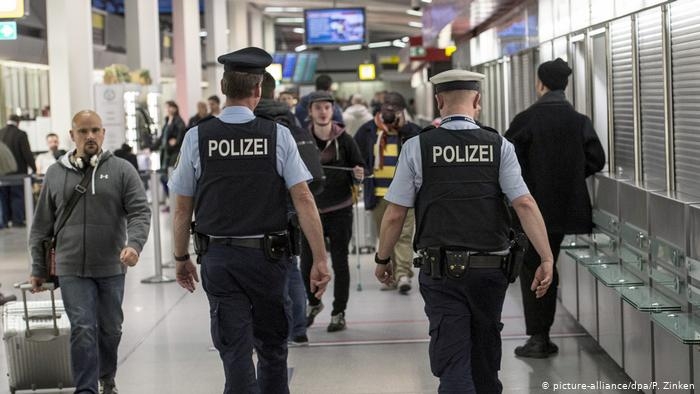 روزنامه دی ولت و خبرگزاری آلمان : ۴ نفر باتهام ترور در ایالت نورد راین وستفالن دستگیر شدند