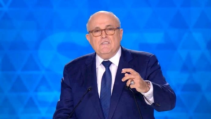 سخنرانی جولیانی در گردهمایی مخالفان ایرانی، او آخوندها را با مافیا مقایسه می‌کند