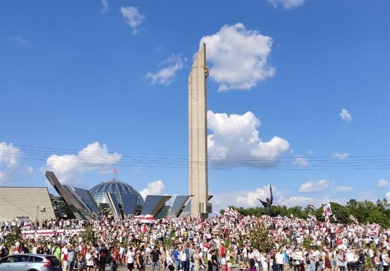 پایتخت بلاروس - امروز یکشنبه ۲شهریور۹۹ اعتراضات به تقلب در انتخابات ادامه دارد فریاد مرگ بر دیکتاتور