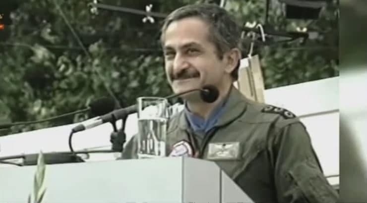 درگذشت خلبان قهرمان مجاهد سرهنگ بهزاد معزی، عضو شورای ملی مقاومت ایران در پاریس، الگوی درخشان و پرافتخار مرزبندی و مبارزه با شاه و شیخ، پس از ۴۲سال مجاهدت و پایداری در برابر استبداد دینی