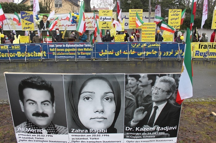 برلین ـ  تظاهرات هواداران مجاهدین خلق ایران در مقابل جاسوسخانه آخوندی همزمان با اعلام حکم دادگاه آنتورپ بلژیک در محکومیت دیپلمات تروریست اسدالله اسدی و ۳ مزدورش