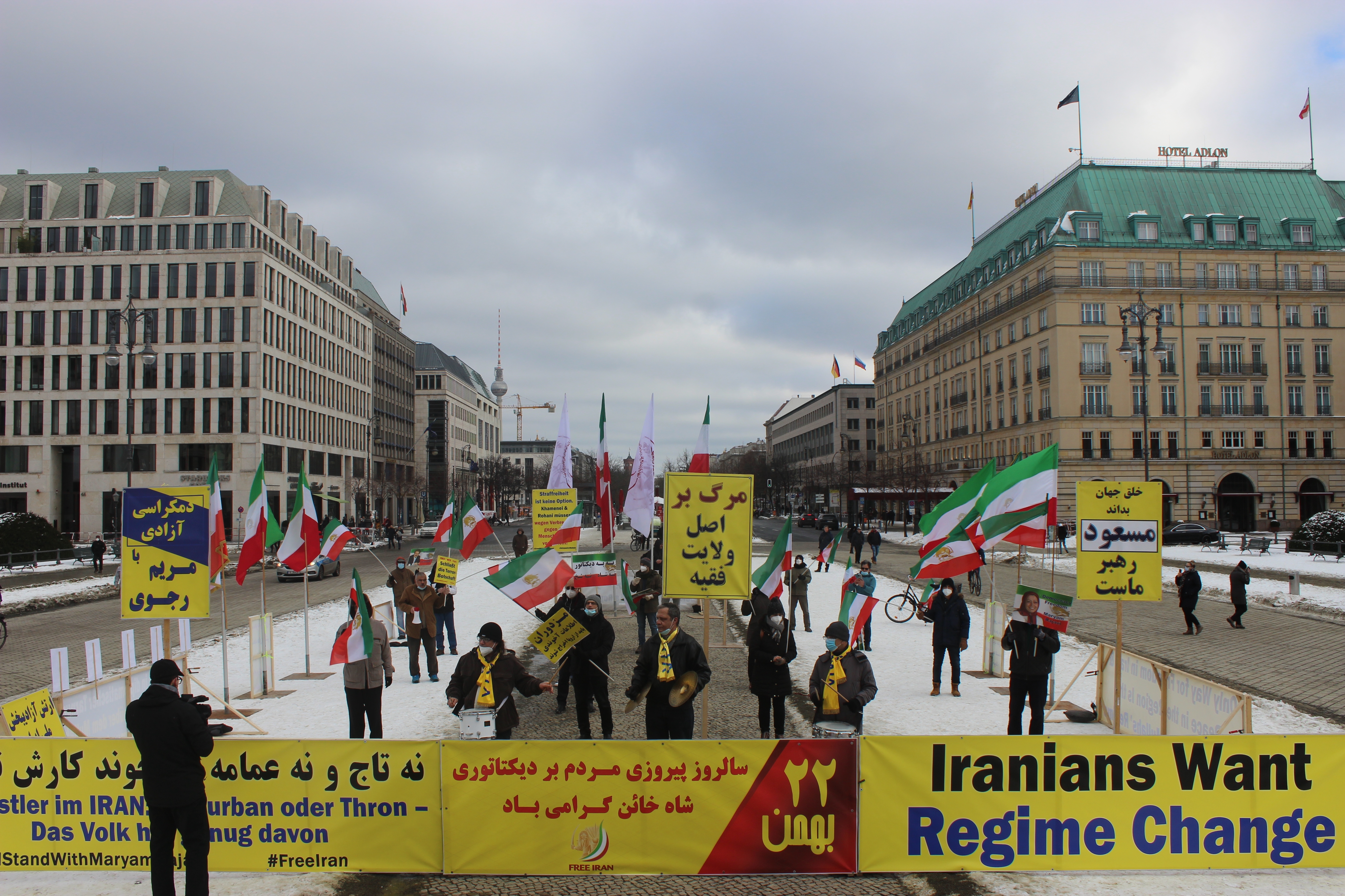 آلمان ـ تظاهرات در ۶ شهر با گرامیداشت سالگرد انقلاب ضد سلطنتی ـ نه تاج و نه عمامه، آخوند کارش تمامه