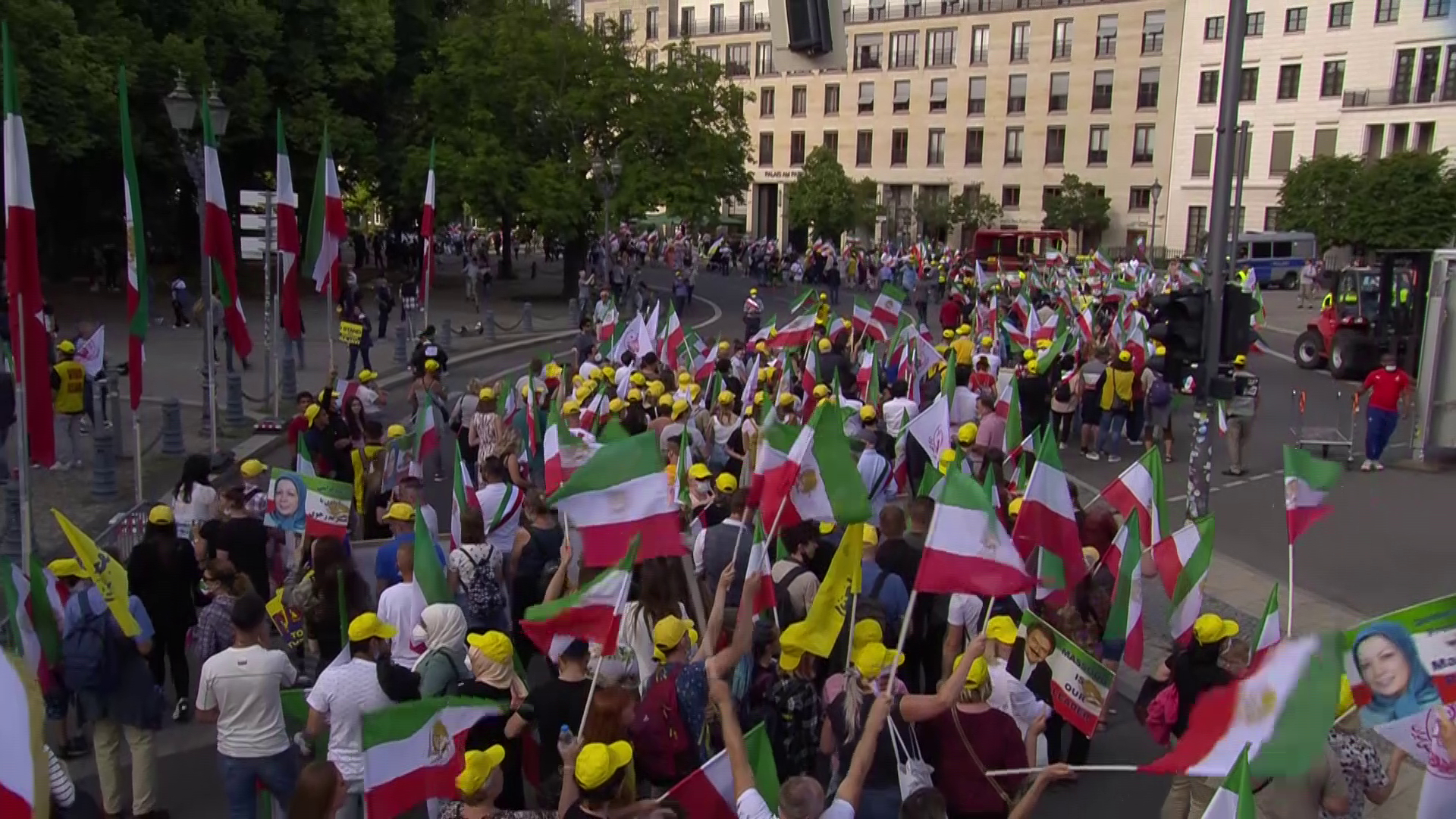 فیلم ـ تظاهرات هزاران نفر دربرلین حمایت از کانون های قهرمان شورشی ـ فراخوان برای محاکمه رئیسی جلاد ۶۷