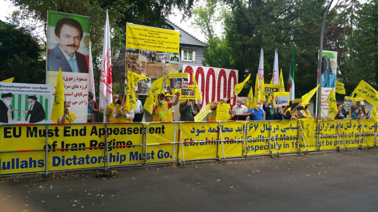 آکسیون اعتراضی به تنفیذ حکم  جلاد قتل عام 67 در مقابل جاسوسخانه رژیم در برلین