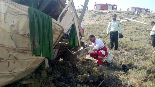 خارج شدن مینی بوس از جاده و سقوط آن در یک دره در ایران (باعث) کشته شدن ۱۶نفر شد