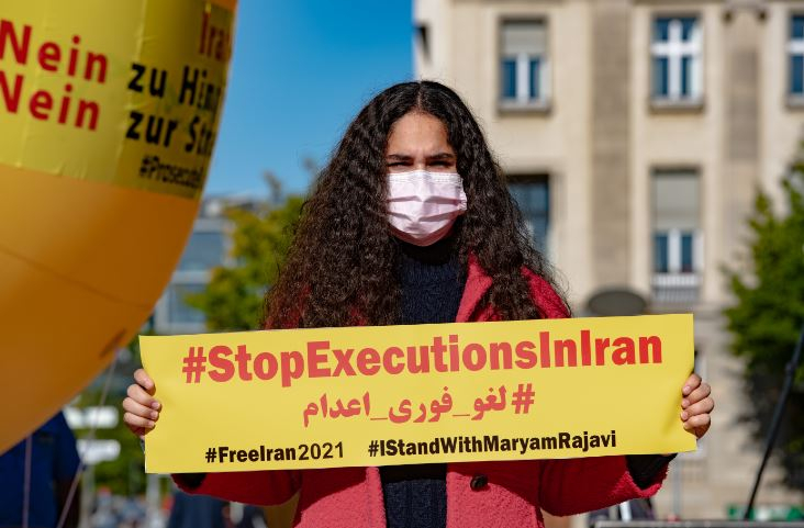 برلین-مقابل صدراعظمی آلمان تظاهرات و راهپیمایی به مناسبت روز جهانی علیه اعدام ۹ اکتبر ۲۰۲۱-۱۷ مهر ۱۴۰۰