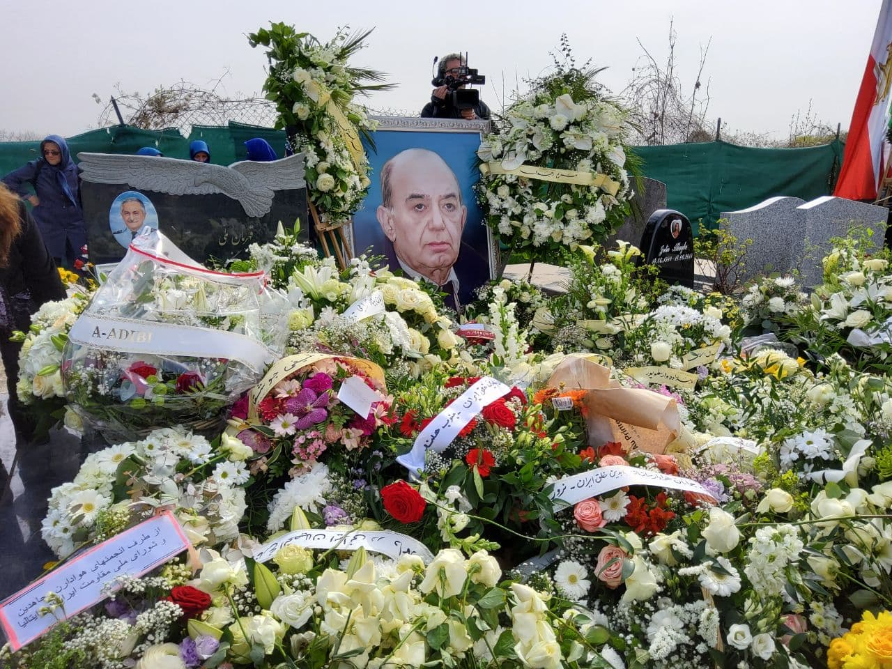 گزارشی از مراسم خاکسپاری و بزرگداشت دکتر منوچهر هزارخانی