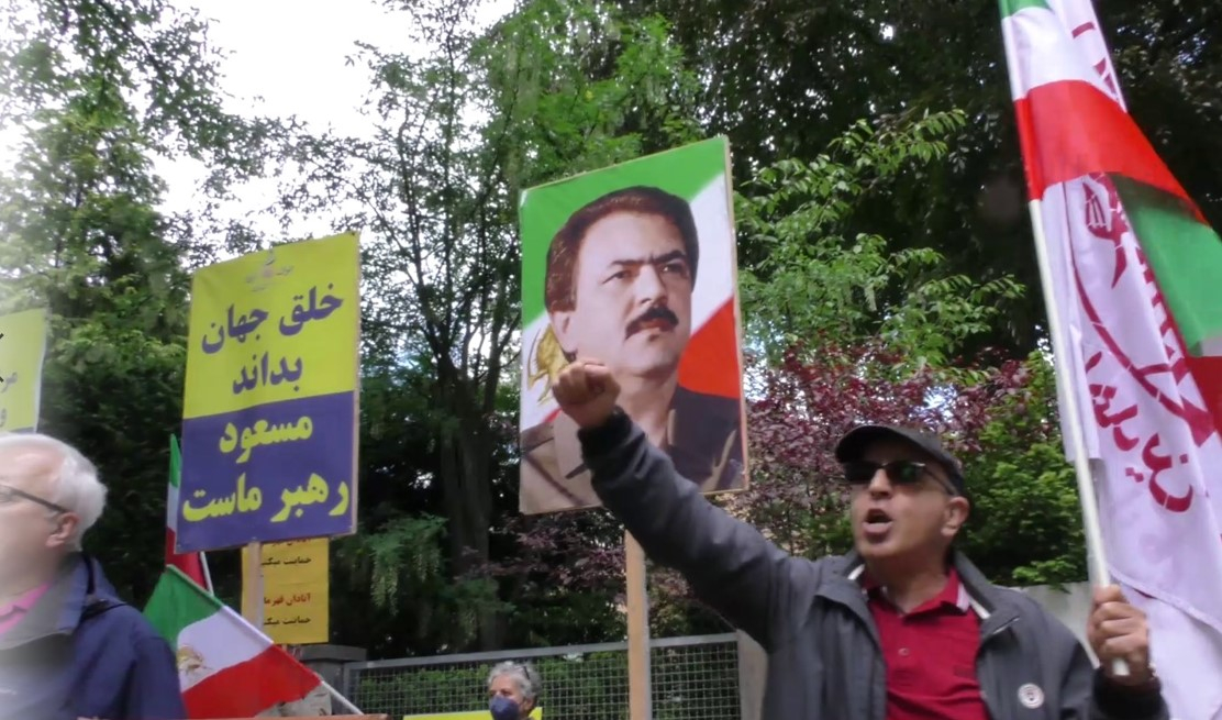خبرگزاری آلمان  ۲۸ می ۲۰۲۲: تبعیدیان ایرانی برای آزادی و علیه فساد تظاهرات می کنند