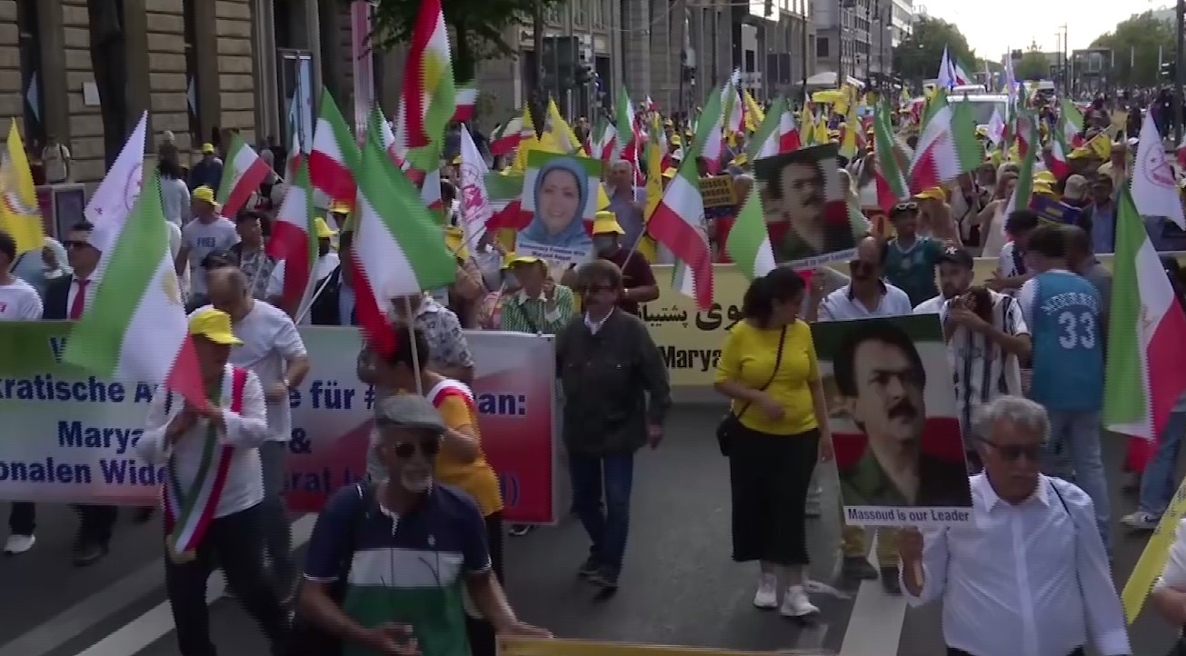 ایران در آستانه انقلاب - سرنگونی با قیام و ارتش آزادی - نه به شیخ و شاه و دیکتاتوری- آری به جمهوری و دمکراسی