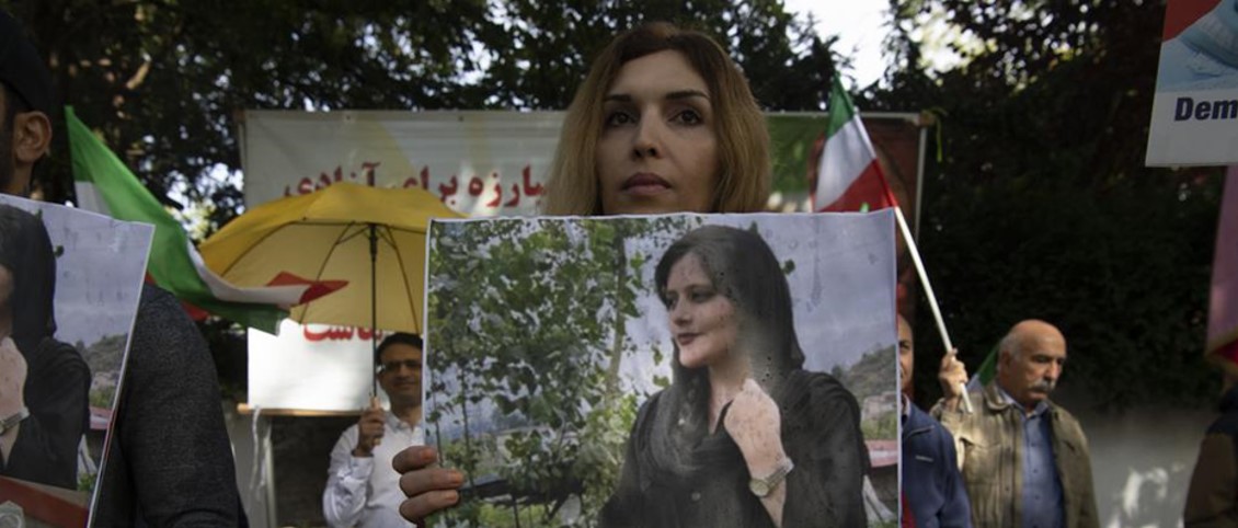 Demo vor der Botschaft Protest in Berlin gegen den Tod von Mahsa Amini und Verfolgung von Frauen im Iran