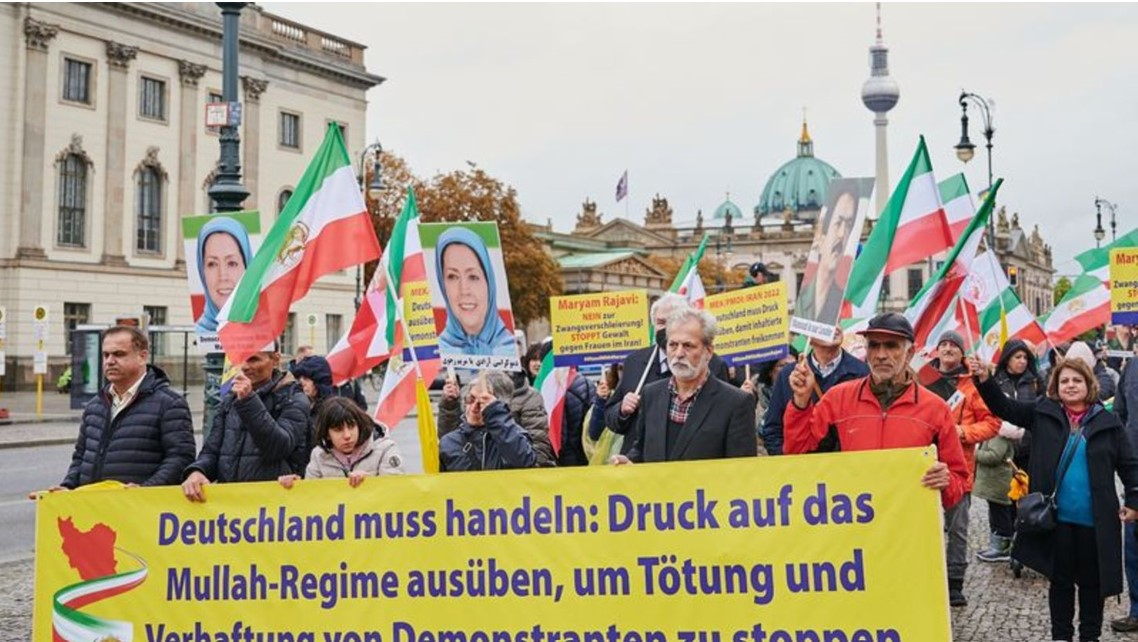 هزاران نفر در برلین علیه رهبری ایران تظاهرات کردند