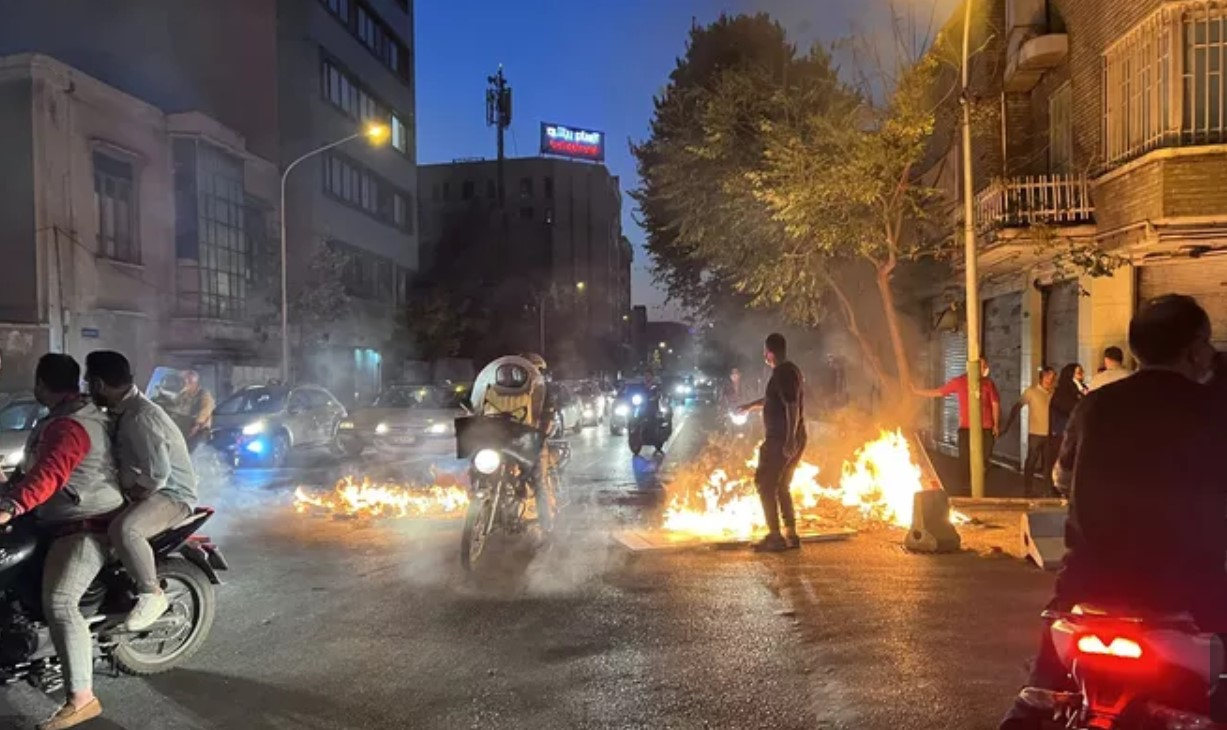 پزشکان ایرانی برای درمان تظاهرکنندگان  جان خود را به خطر می اندازند