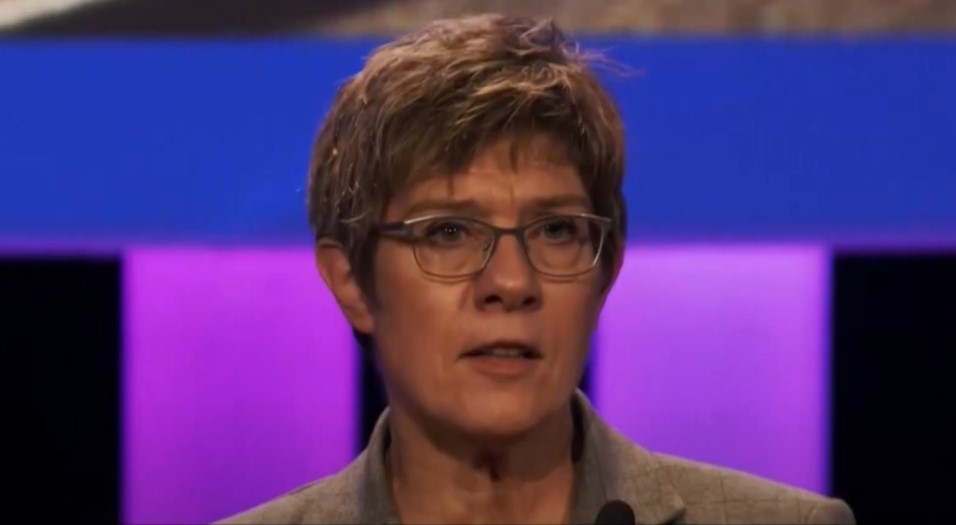 آنگرت کرامپ کارنبائر وزیر دفاع سابق آلمان - امروز برایم افتخار بزرگی است که در این‌جا بتوانم با شما صحبت کنم