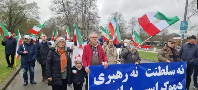 تظاهرات ایرانیان آزاده در کلن با شعارهای مرگ بر خامنه‌ای، پیش بسوی جمهوری دموکراتیک