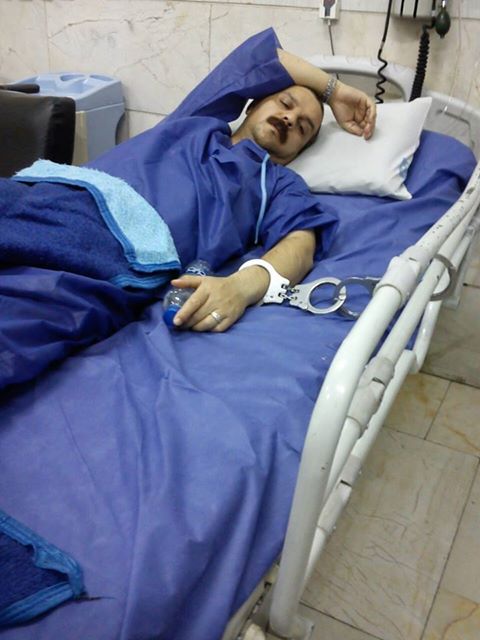 رضا شهابي با دستبند و پابند در بيمارستان