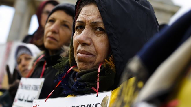 اعضاي مجاهدين خلق در مقابل سفارت امريكا در كنار دروازه مشهور براندنبورگ، تظاهرات كردند