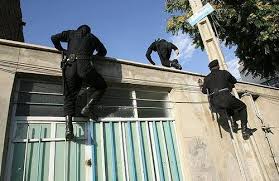93  نيروهاي اطلاعاتي به بهانه جستجوي سلاح گرم به حوزه خصوصي شهروندان تجاوز مي‌کنند