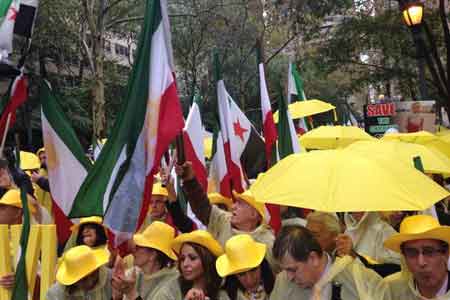 صدها نفر عليه رئيس‌جمهور ايران در برابر ساختمان سازمان ملل تظاهرات مي‌كنند