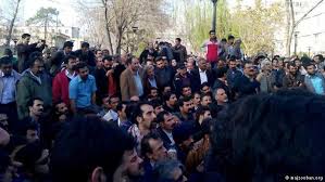 صدها تن در مقابل مجلس و در اصفهان هزاران تن در مقابل دادگستري اين شهر تجمع كردند